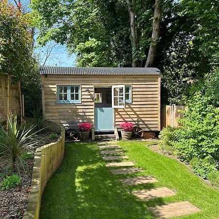 Shepherd'S Hut At The Granary Steyning Exterior photo