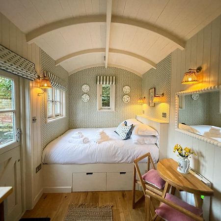 Shepherd'S Hut At The Granary Steyning Exterior photo