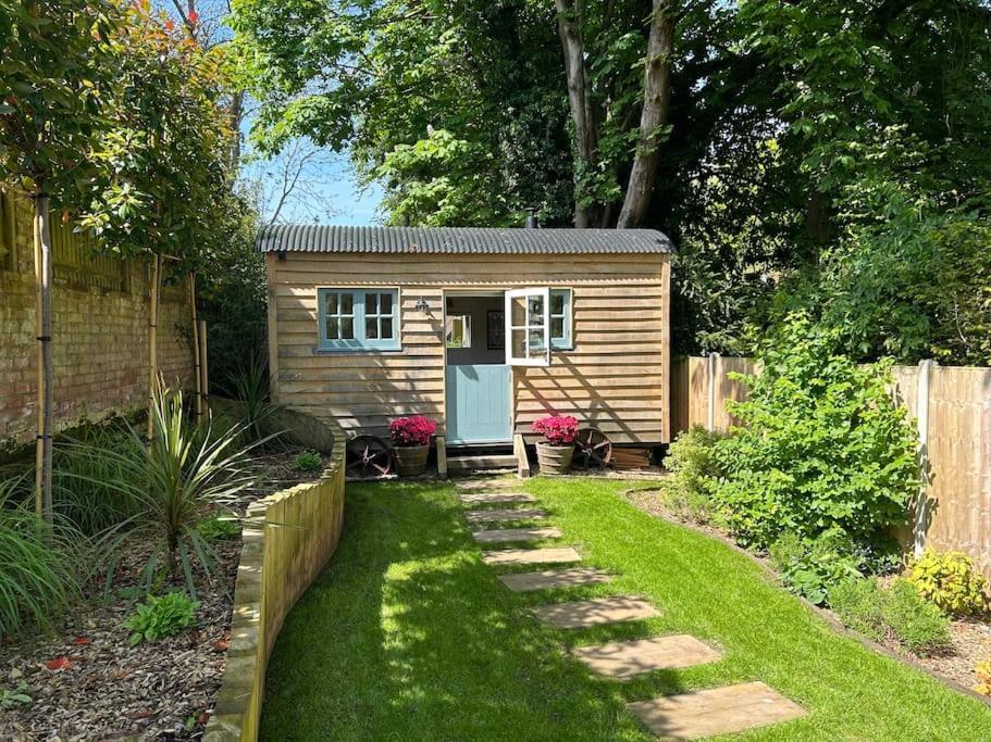 Shepherd'S Hut At The Granary Steyning Exterior photo