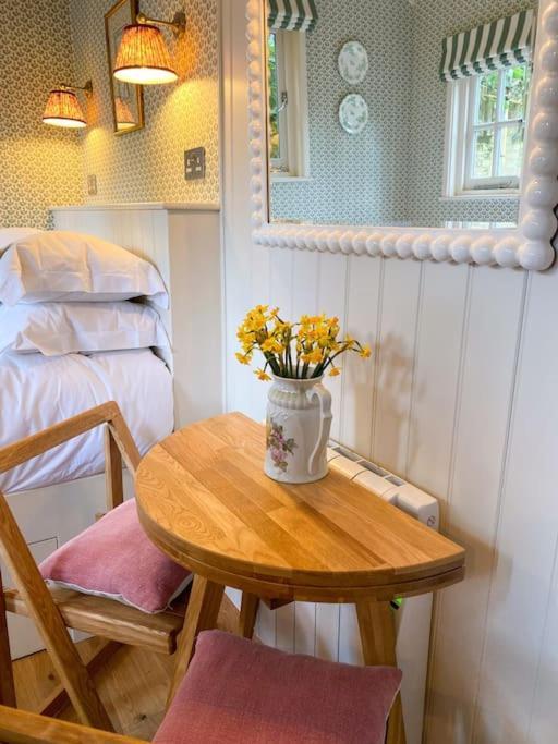 Shepherd'S Hut At The Granary Steyning Exterior photo