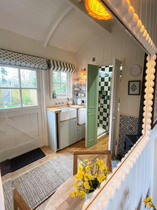 Shepherd'S Hut At The Granary Steyning Exterior photo