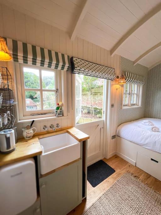 Shepherd'S Hut At The Granary Steyning Exterior photo