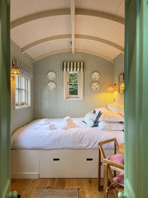 Shepherd'S Hut At The Granary Steyning Exterior photo