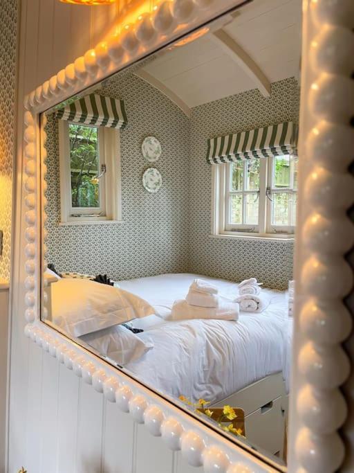 Shepherd'S Hut At The Granary Steyning Exterior photo