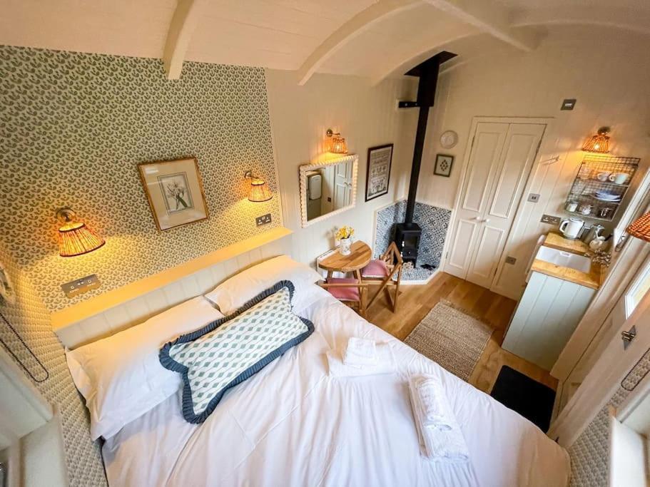 Shepherd'S Hut At The Granary Steyning Exterior photo