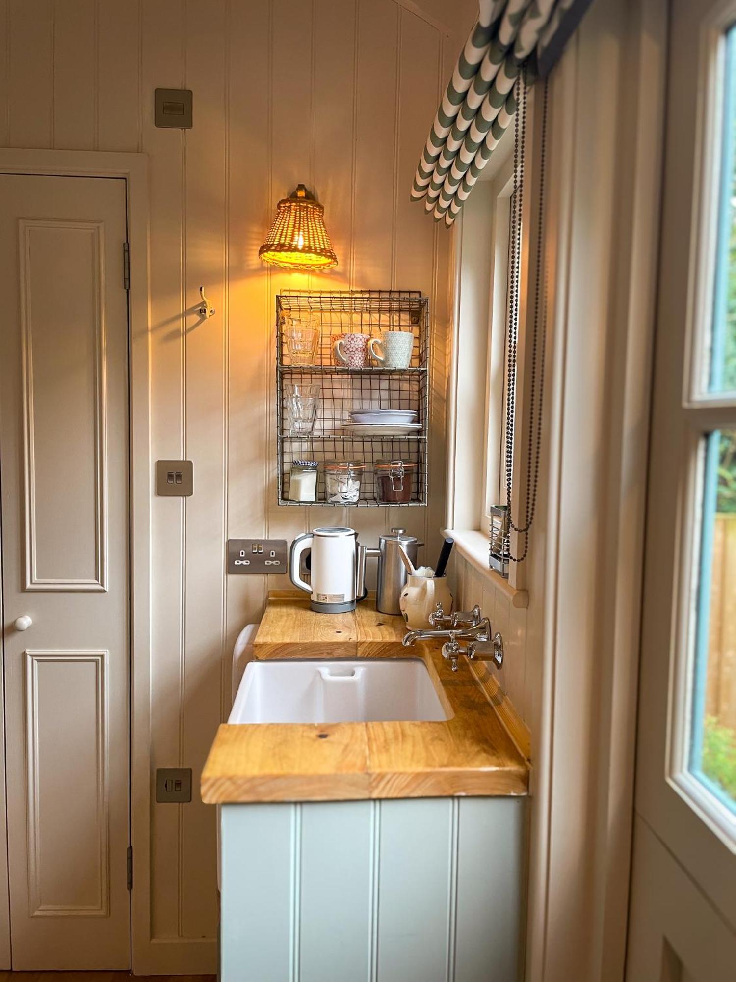 Shepherd'S Hut At The Granary Steyning Exterior photo