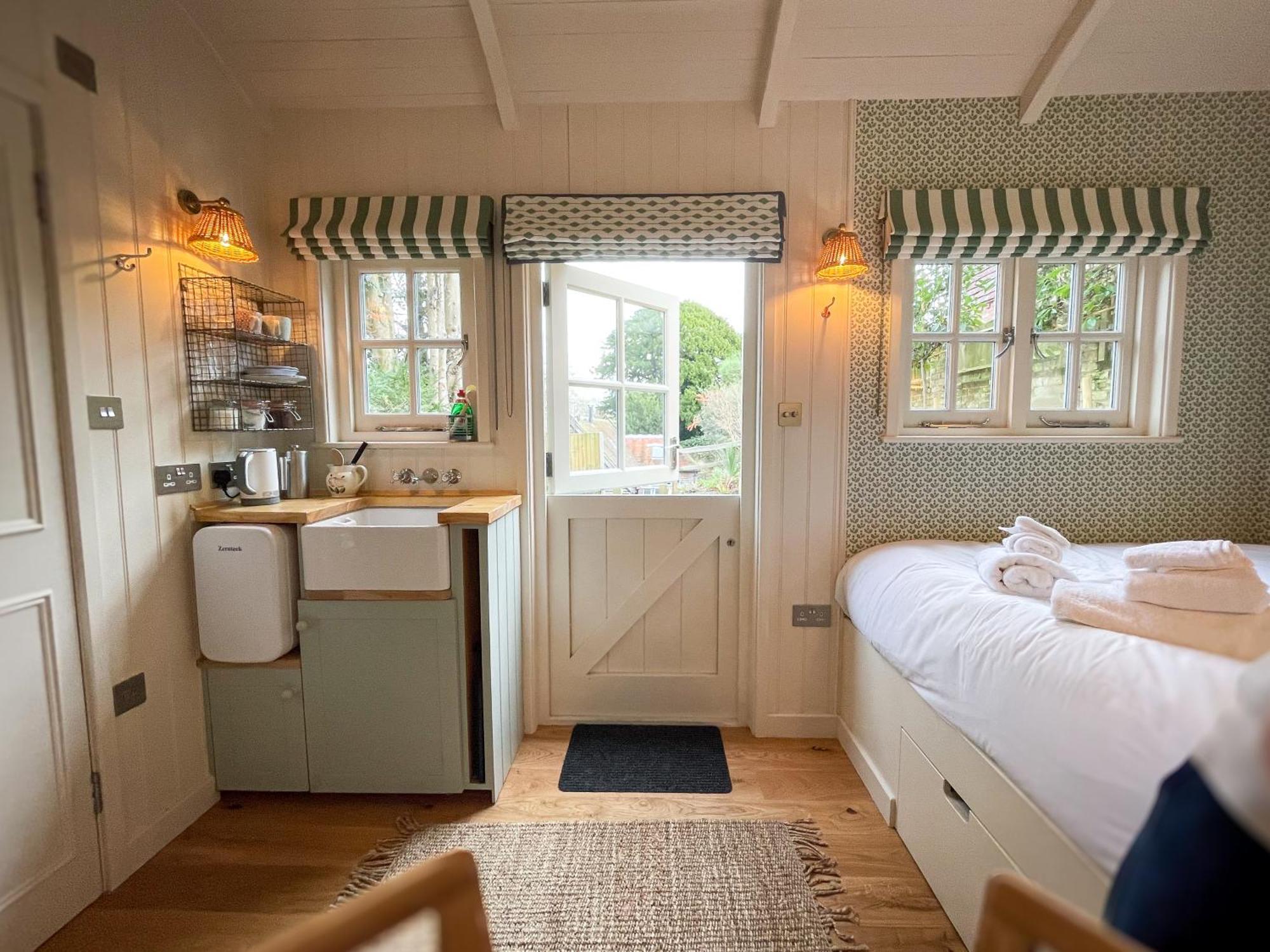 Shepherd'S Hut At The Granary Steyning Exterior photo