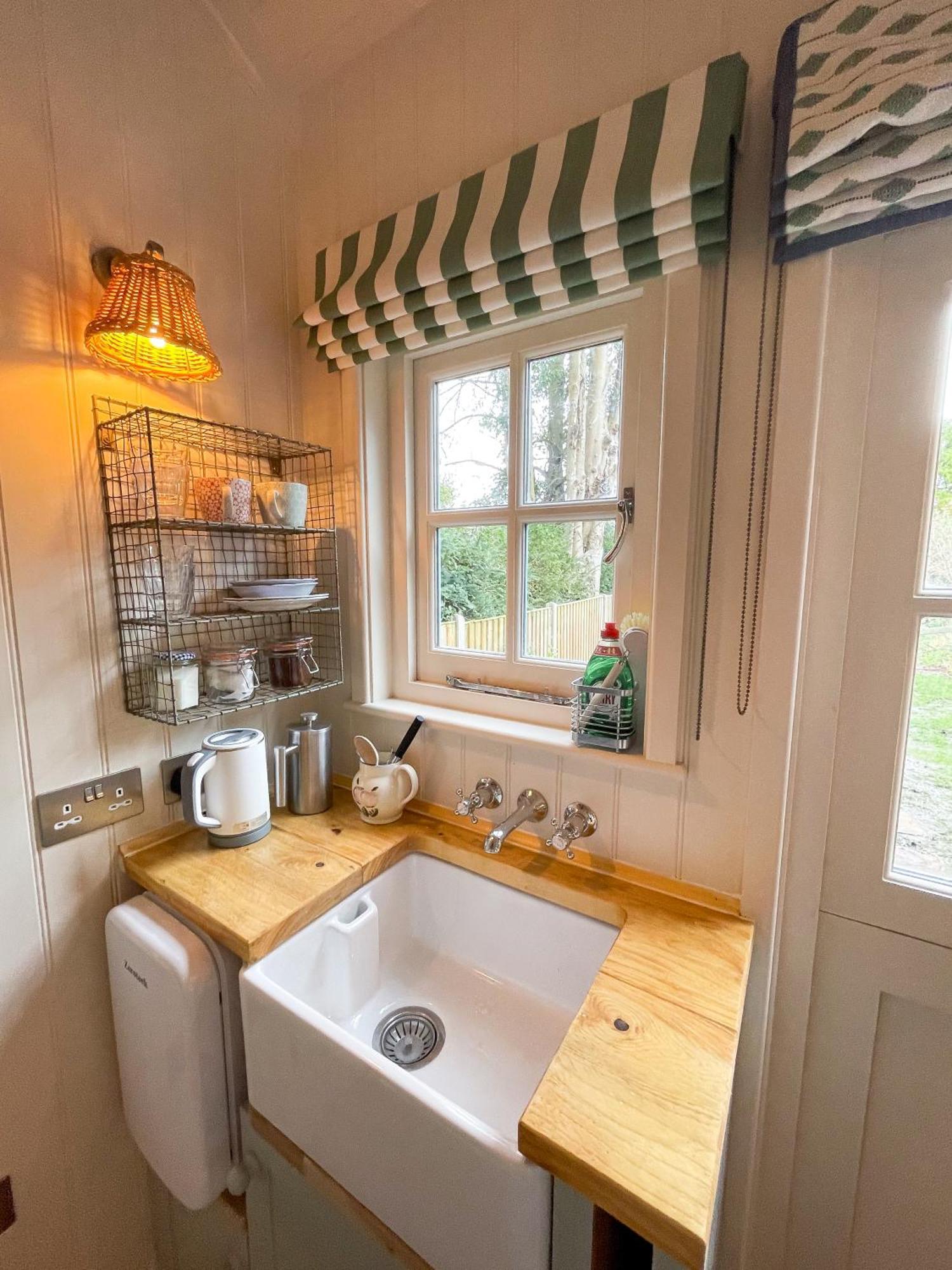 Shepherd'S Hut At The Granary Steyning Exterior photo