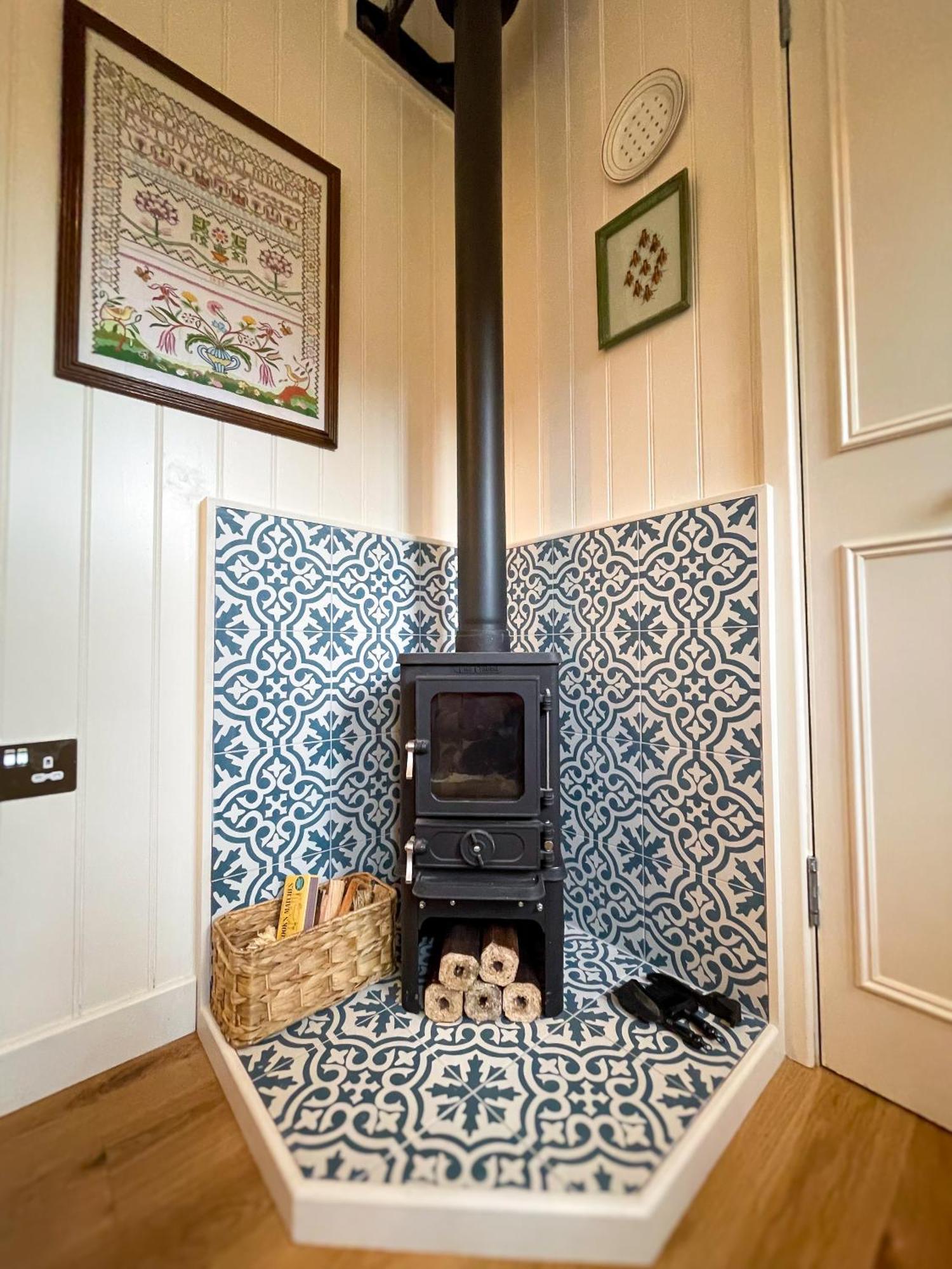 Shepherd'S Hut At The Granary Steyning Exterior photo