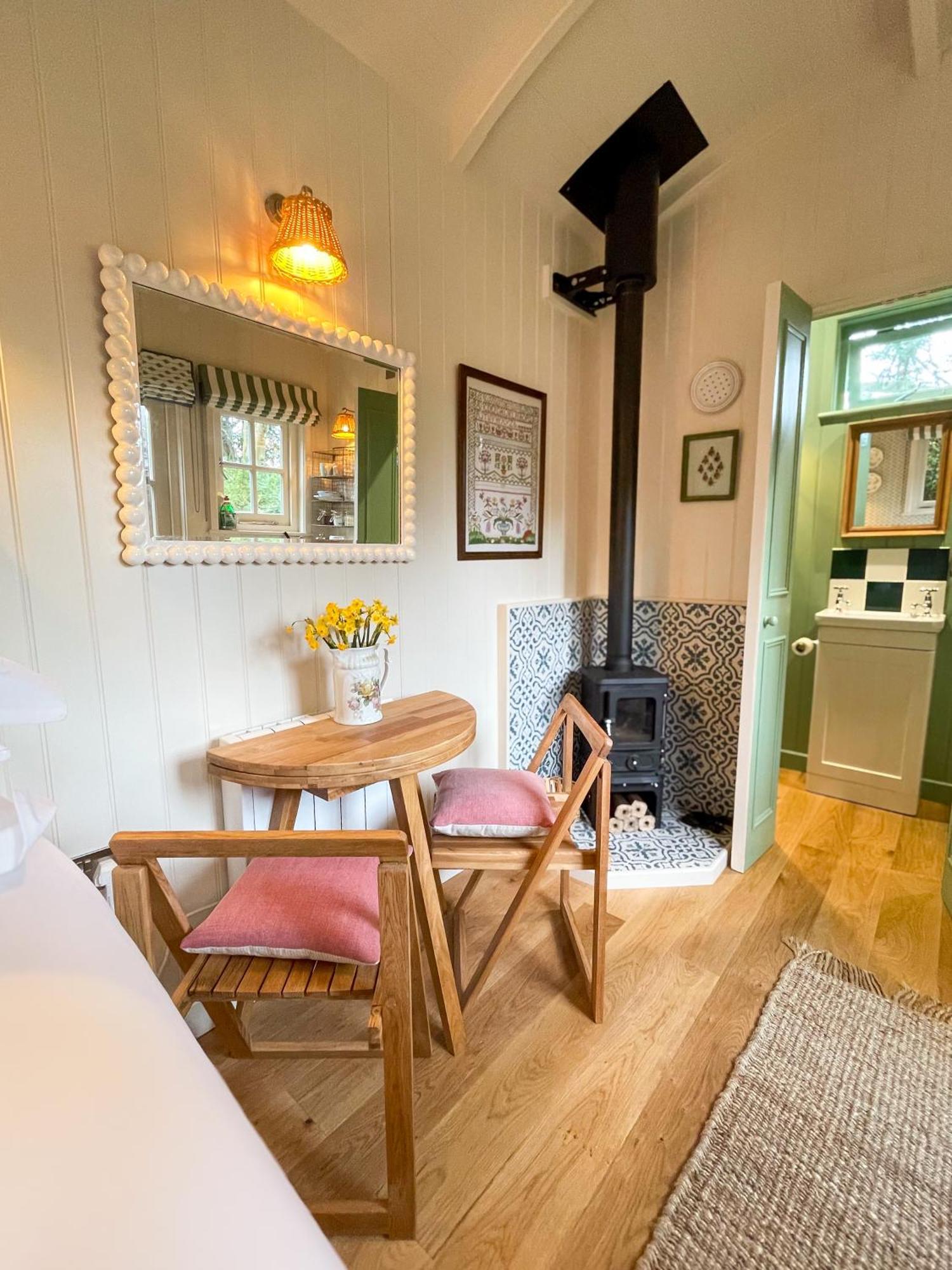 Shepherd'S Hut At The Granary Steyning Exterior photo
