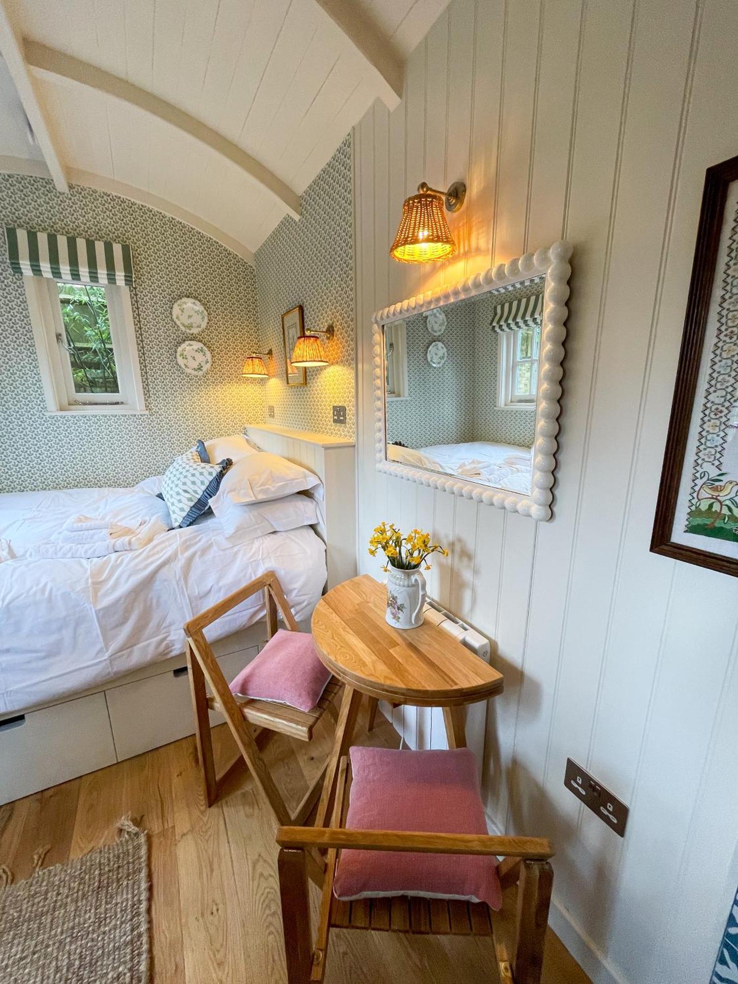 Shepherd'S Hut At The Granary Steyning Exterior photo