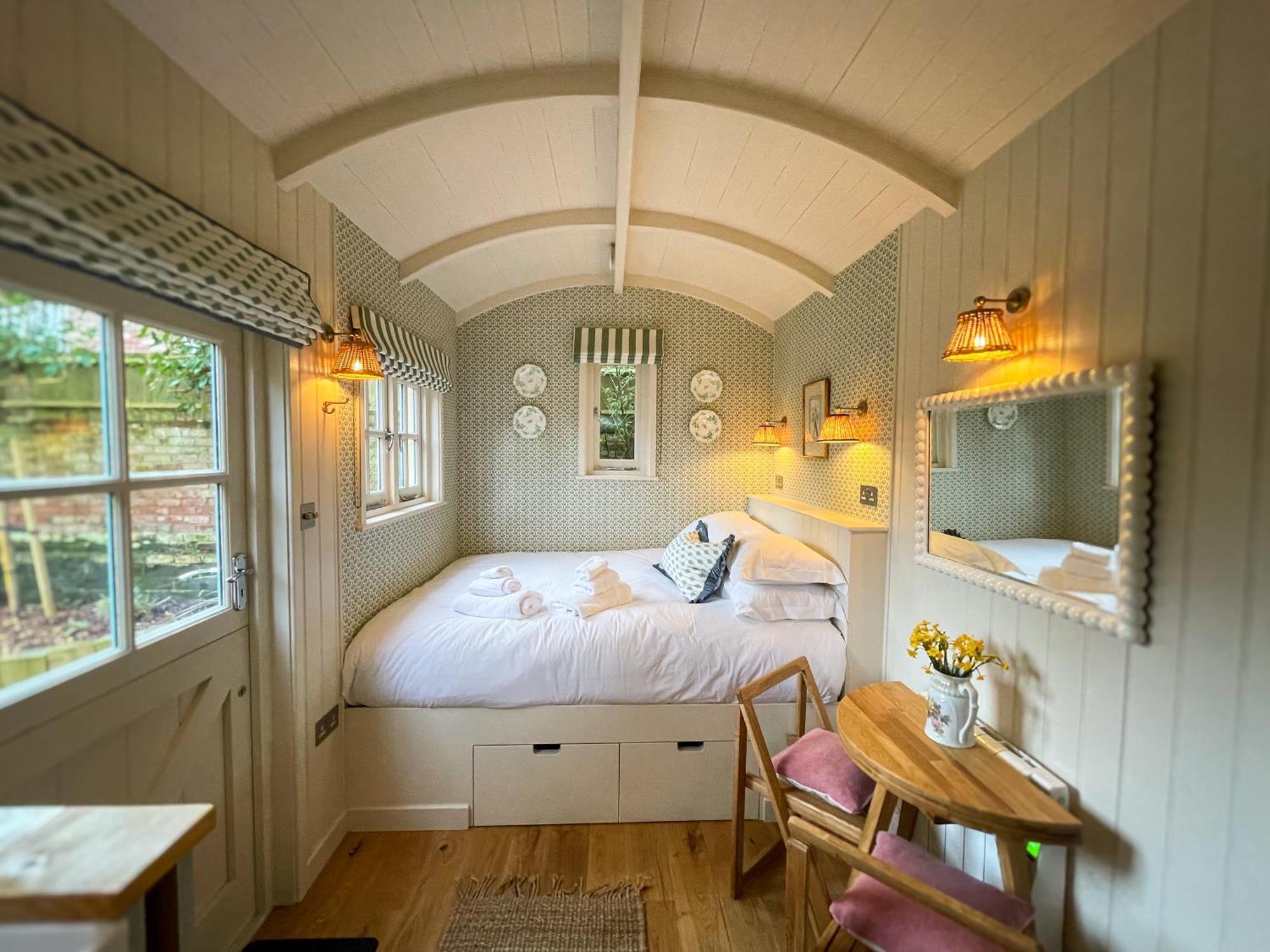 Shepherd'S Hut At The Granary Steyning Exterior photo